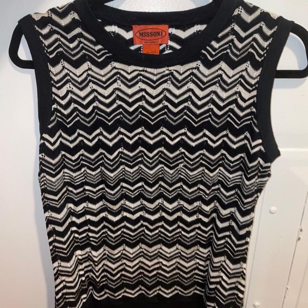 Missoni designer light sleeveless sweater top. A+